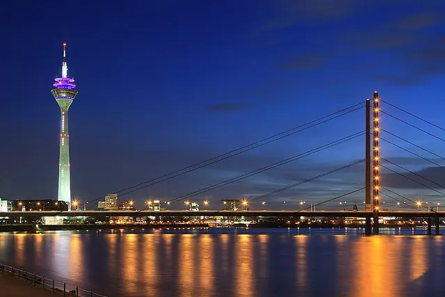 Rheinturm a most Rheinkniebrücke v Düsseldorfu