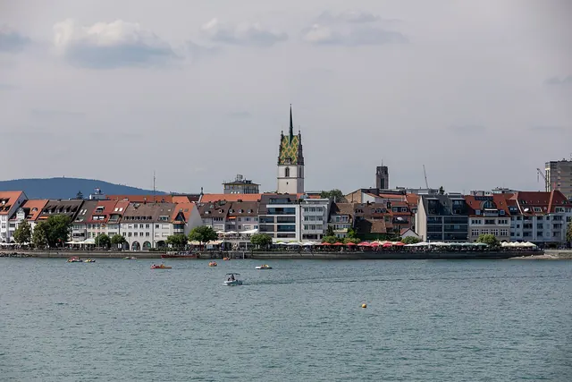 Friedrichshafen při pohledu z Bodamského jezera