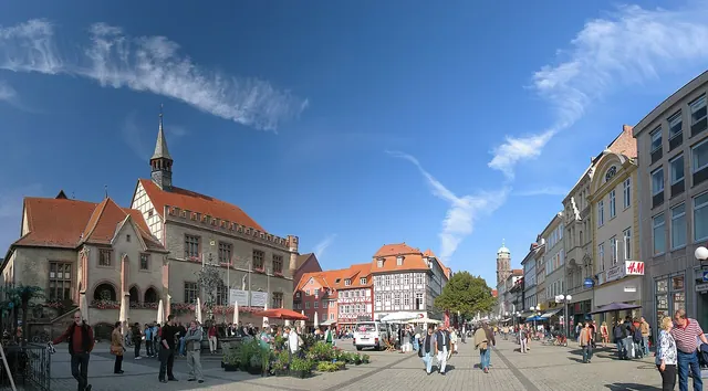 Tržní náměstí se starou radnicí v Göttingenu