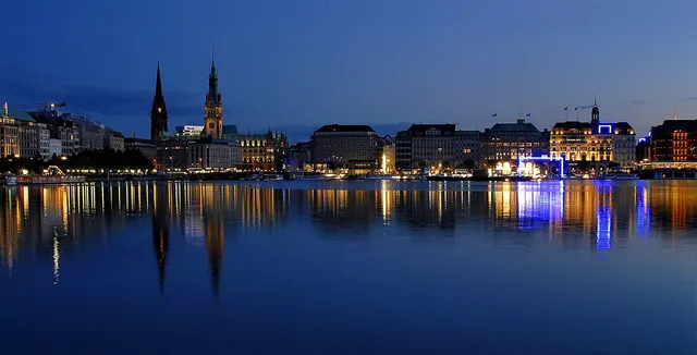 Večerní Binnenalster v Hamburku