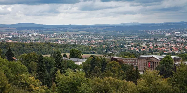 Kassel a zámek Wilhelmshöhe z parku