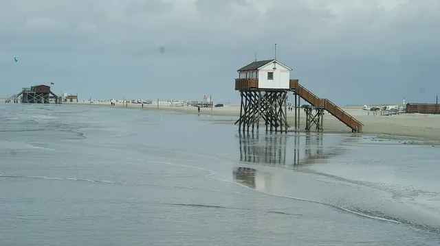 Pláž a stavby na kůlech v Sankt Peter-Ording