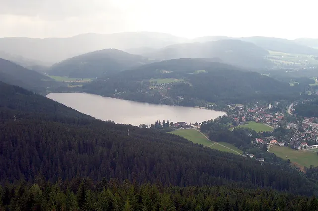Jezero Titisee při pohledu z Hochfirstu