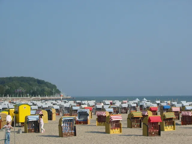 Pláž s plážovými koši v Travemünde