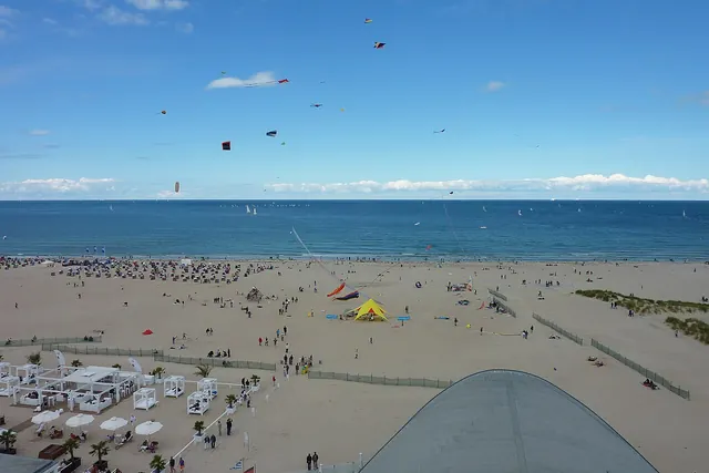 Pláž a budova Teepott ve Warnemünde